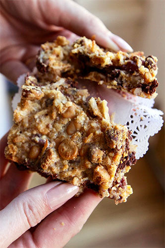 A person holding a hello dolly bar.